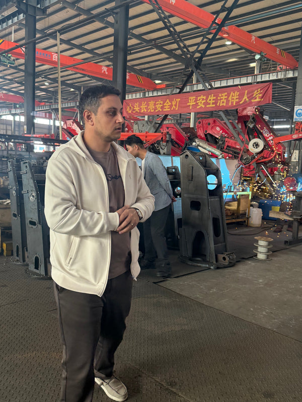 Foreign Customers Visit Shenbai Special Vehicle Factory in Suizhou, Hubei to Inspect Truck-mounted Cranes