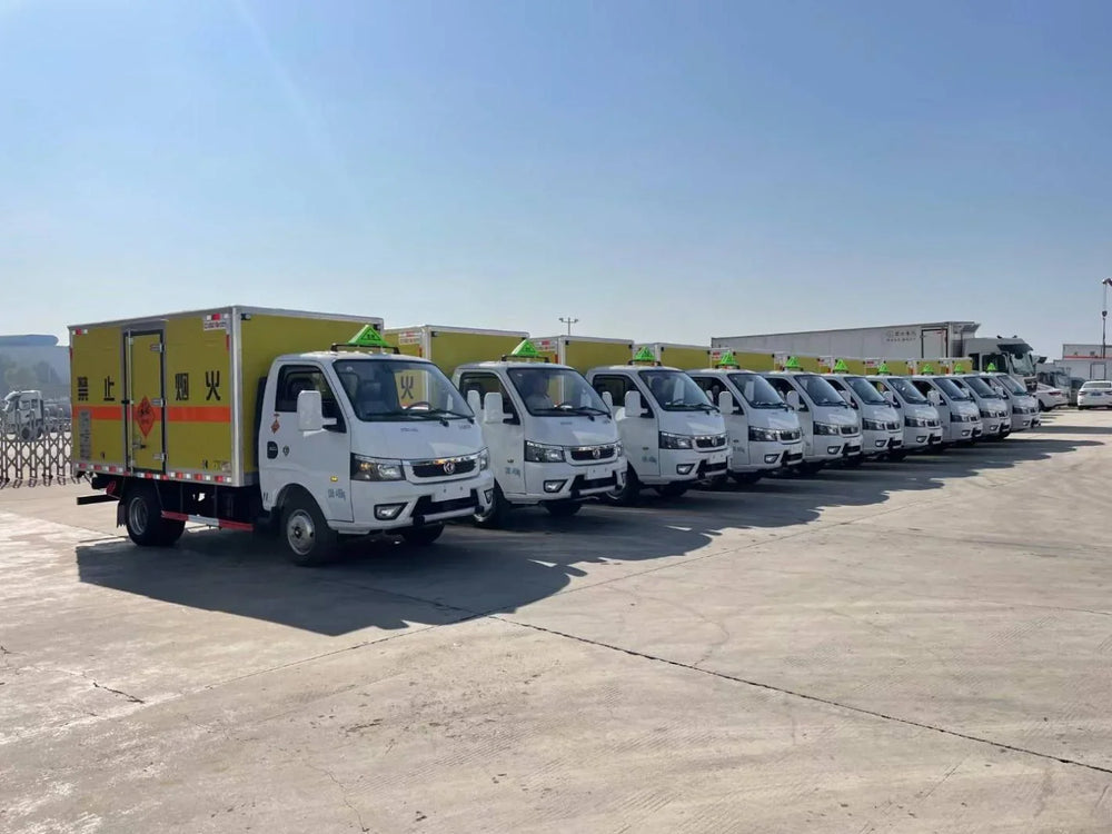 Dongfeng Tuyi blasting equipment transport vehicle