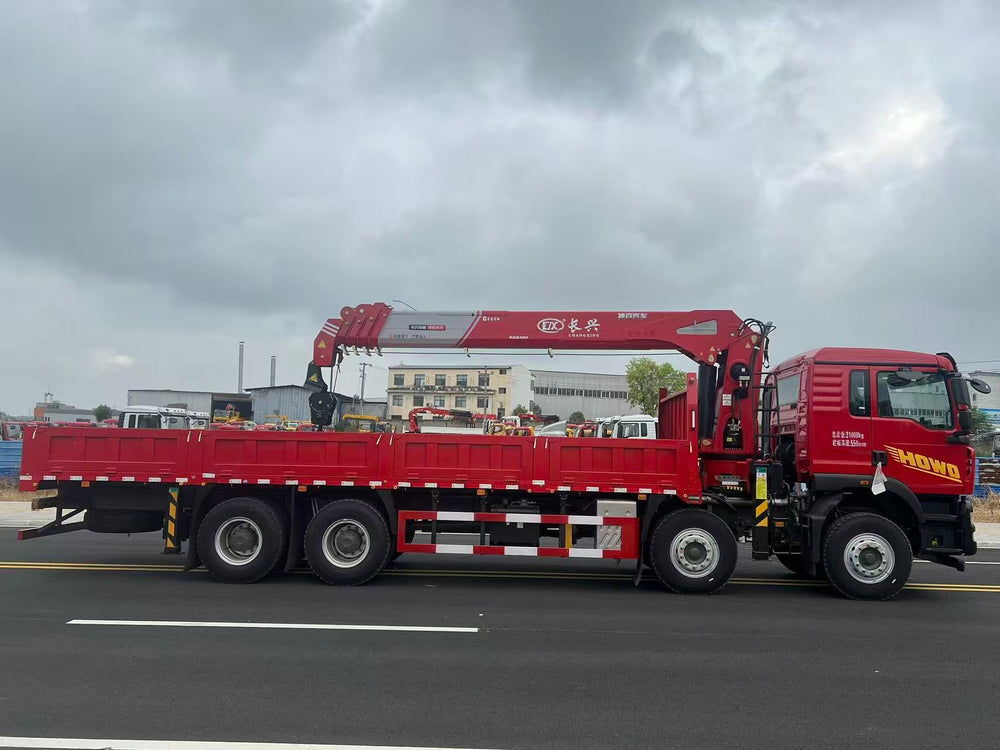 Howo 8x4 truck with Weichai 350 horsepower engine - Changxing 14-ton five-section crane arm