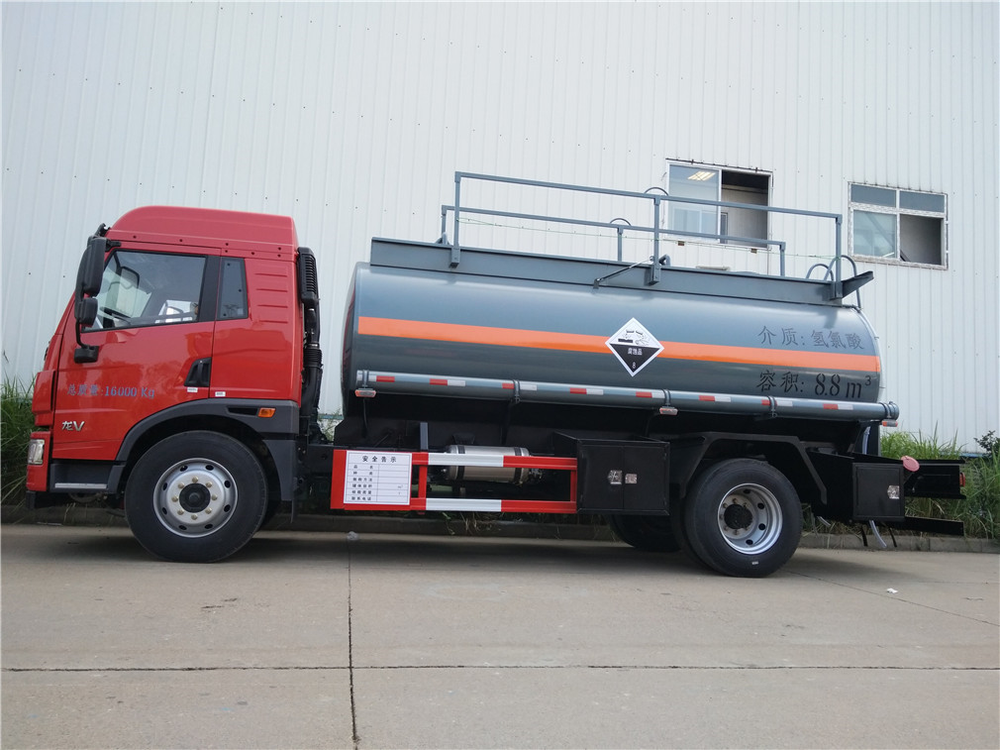 Jiefang Long V CLW5162GFWC5 Corrosive Goods Tank Transport Vehicle