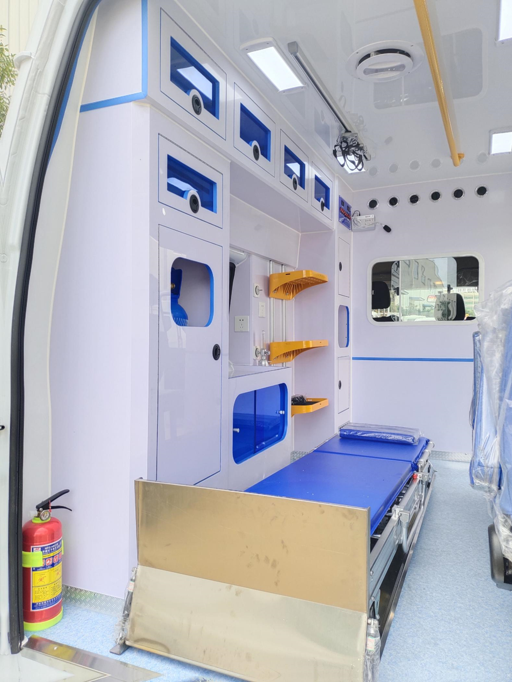 JMC Shunda Mid-wheelbase Mid-roof Diesel Patient Monitor Ambulance